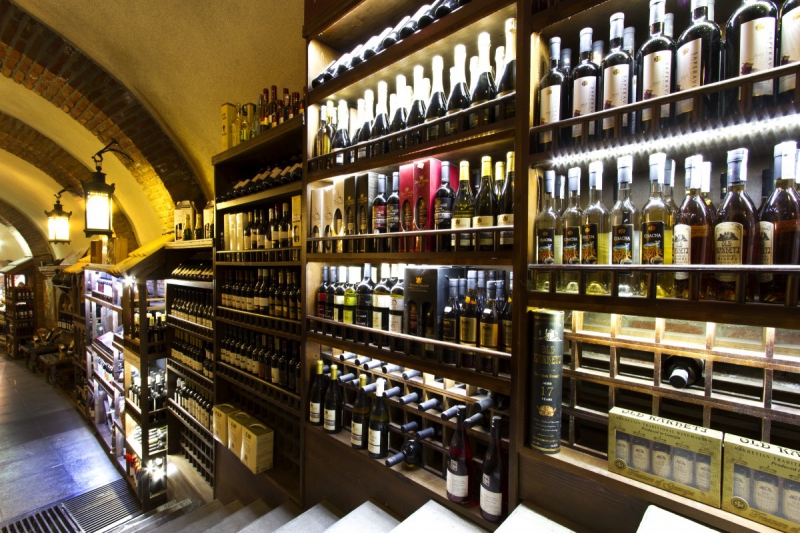 bar-BRIANCONNET-min_world_street_travel_shop_canon_georgia_wine_bottles-429767